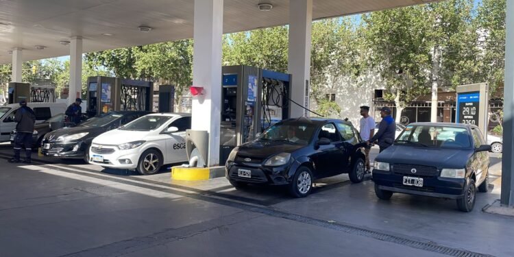 Las petroleras aseguran que el abastecimiento de combustibles se está normalizando en todo el país