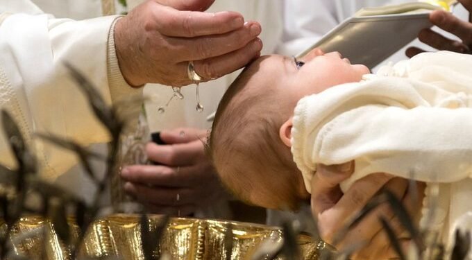 El Vaticano autorizó a gays y trans a ser padrinos y testigos de bodas y bautismos