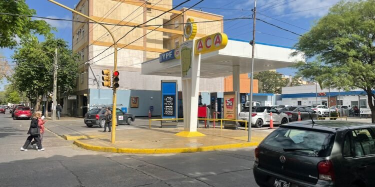 Shell, Axion e YPF aumentaron 7,6% los combustibles en todo el país