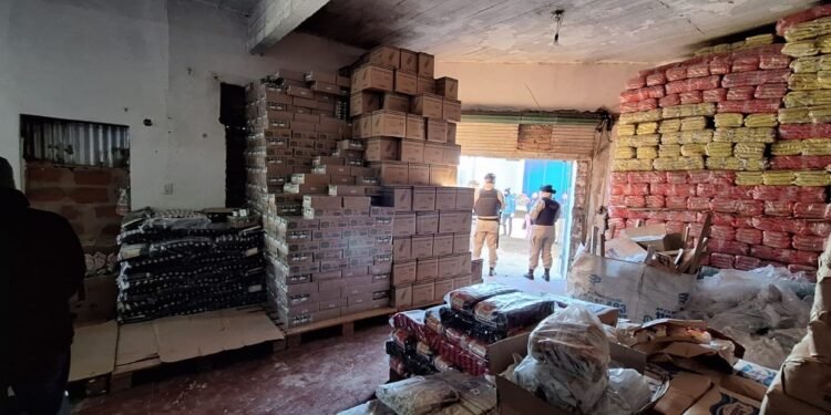 Allanaron galpones con alimentos almacenados en Buenos Aires y encontraron armas de fuego