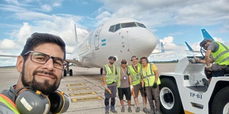 Flybondi llegó a San Juan y busca empleados: cómo postularse