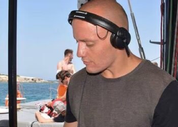 Un DJ argentino murió tras caer de un tercer piso en Ibiza: investigan si fue un accidente