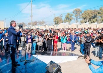 El gobernador Orrego entregó la llave de su nueva casa a 204 familias de Caucete